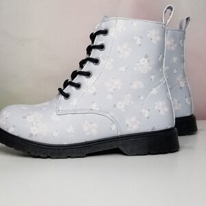 Big Girls Fabkids  Floral Print Lug Sole Boots Size 1 Light Blue Brand New  NWT